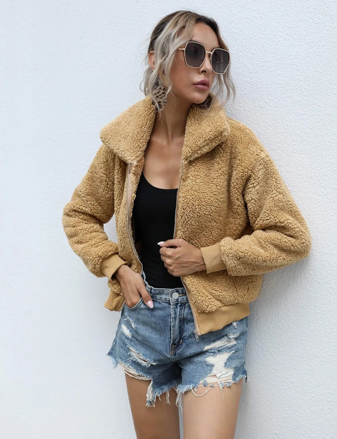 AKEWEI Women's Short Faux Fur Coat Casual Shaggy Jacket with Pockets Warm Winter Zip-Up Fluffy Outwear